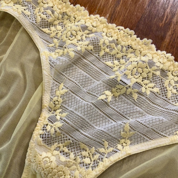 Wacoal Bra Set in Yellow Lace - Picture 7 of 9